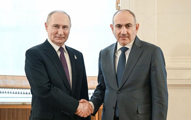 Встреча лидеров России и Армении за столом переговоров