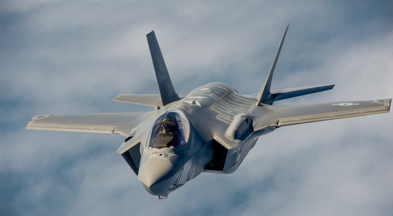 Истребитель F-35 на взлётной полосе