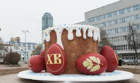 Гигантский пасхальный кулич на площади в Хабаровске