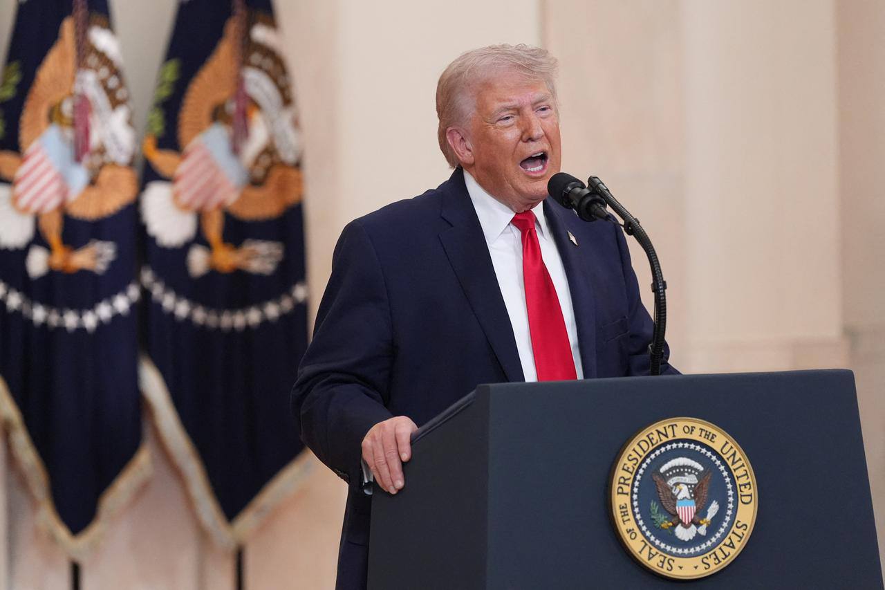 Дональд Трамп выступает с заявлением о контроле над проливом