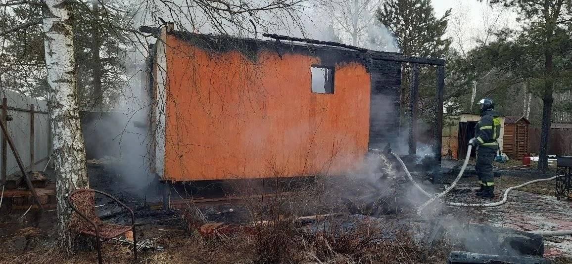Пожарные на месте тушения дома в СНТ