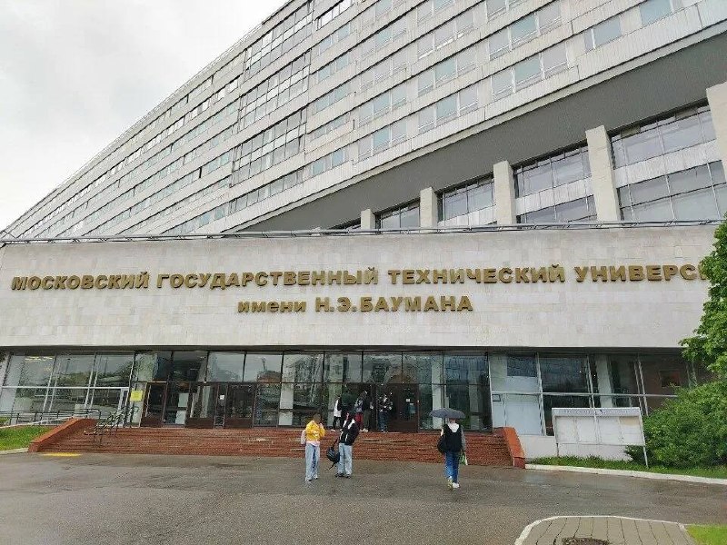 Студент изучает новые правила поступления в вуз