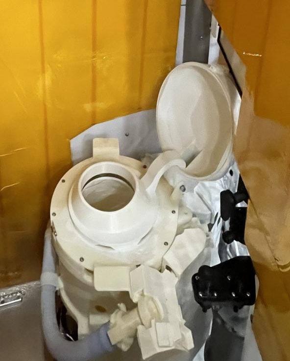 Космический корабль на фоне Луны и Солнца