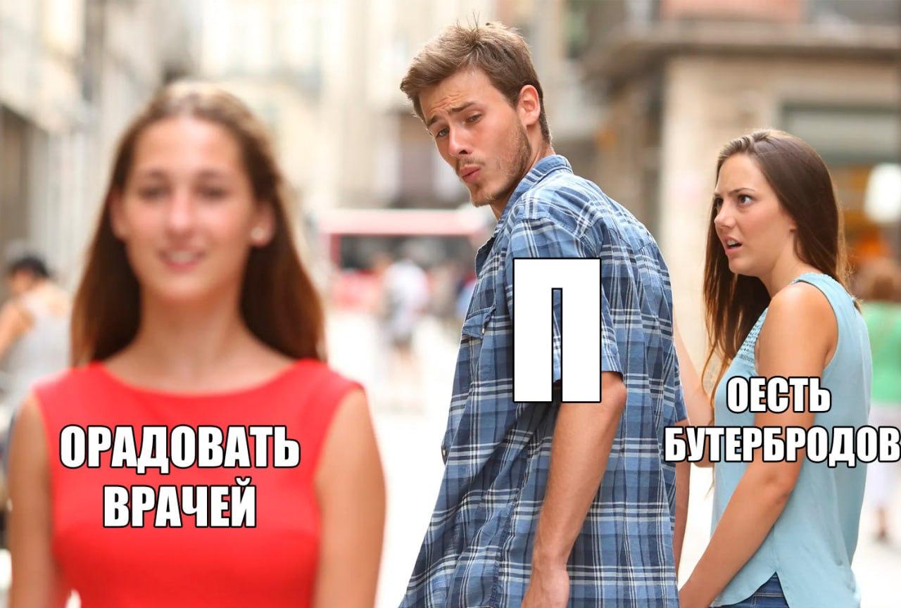 Мужчина держится за живот от боли