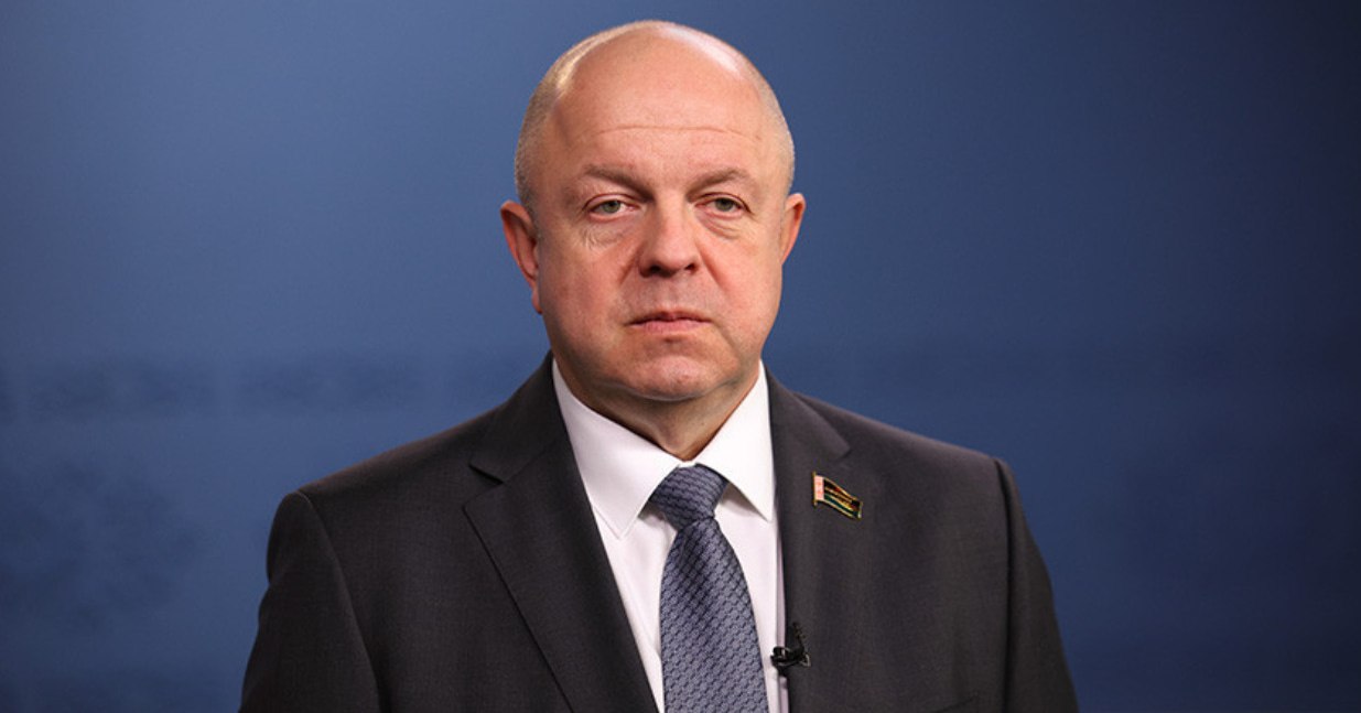 Глава Мининформа Дмитрий Жук во время выступления