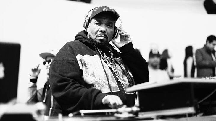 Легендарный диджей Afrika Bambaataa за вертушками