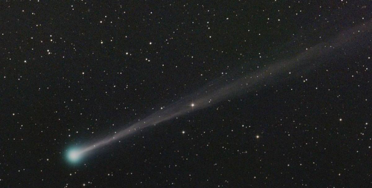 Яркая комета PANSTARRS на ночном небе