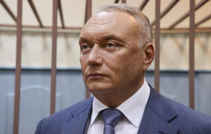 Экс-сенатор Дмитрий Савельев в зале суда