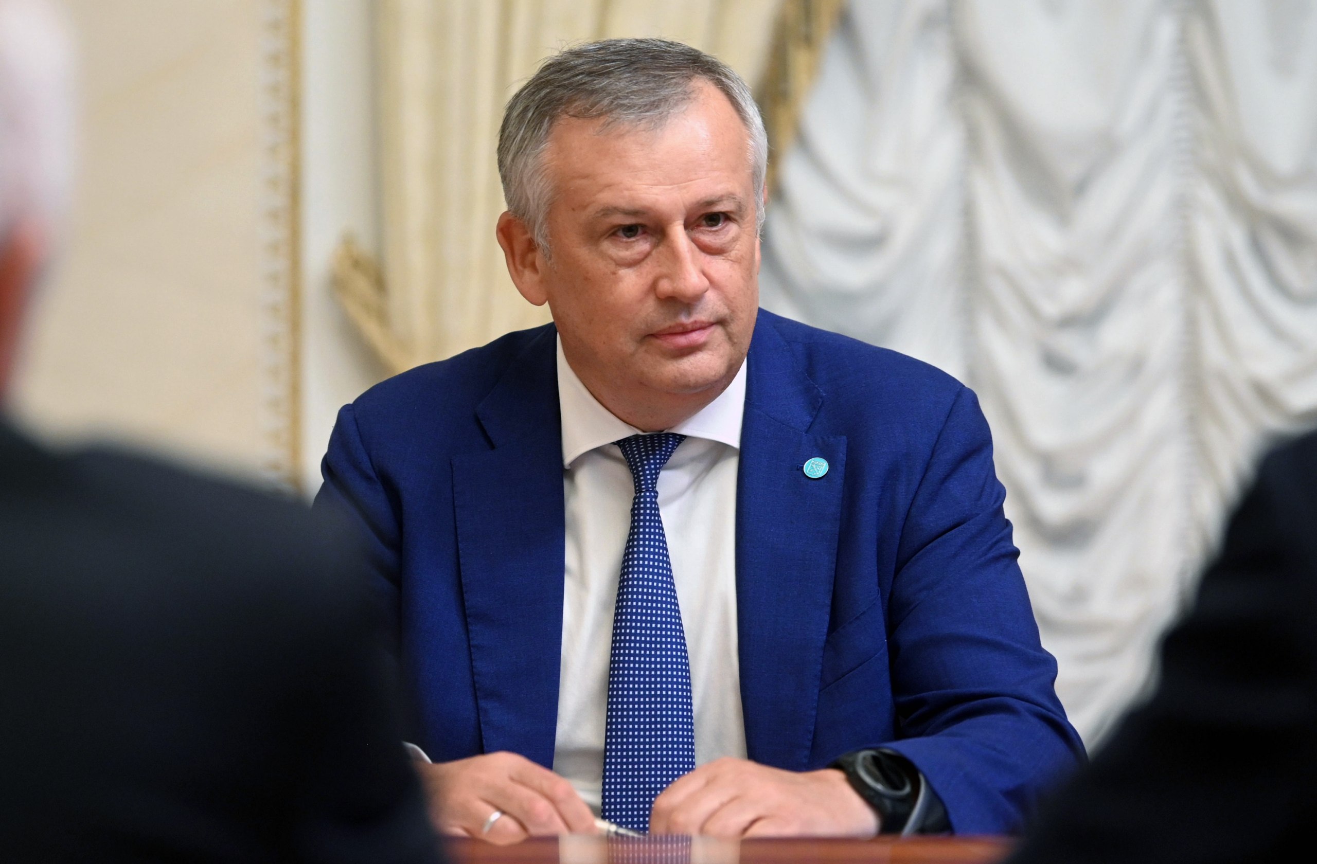 Губернатор Ленобласти выступает с речью