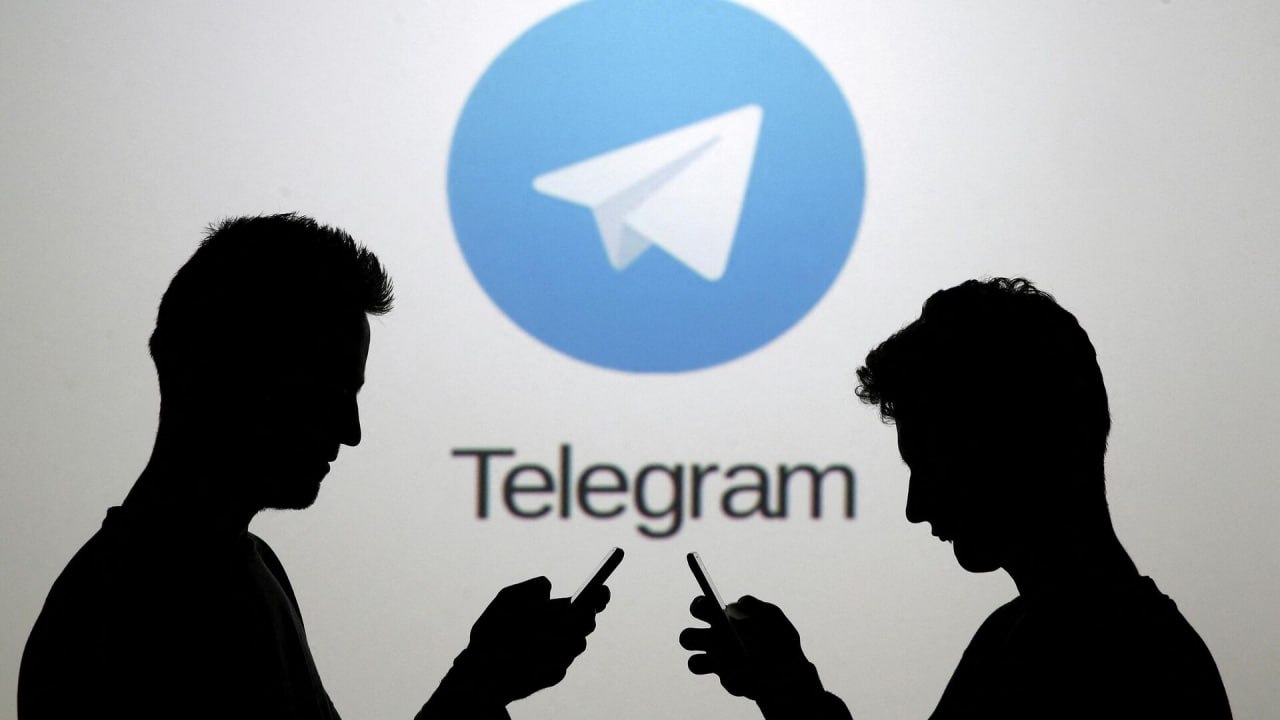 Смартфон с открытым мессенджером Telegram
