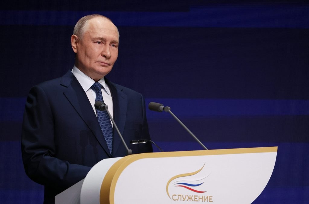 Владимир Путин выступает с заявлением