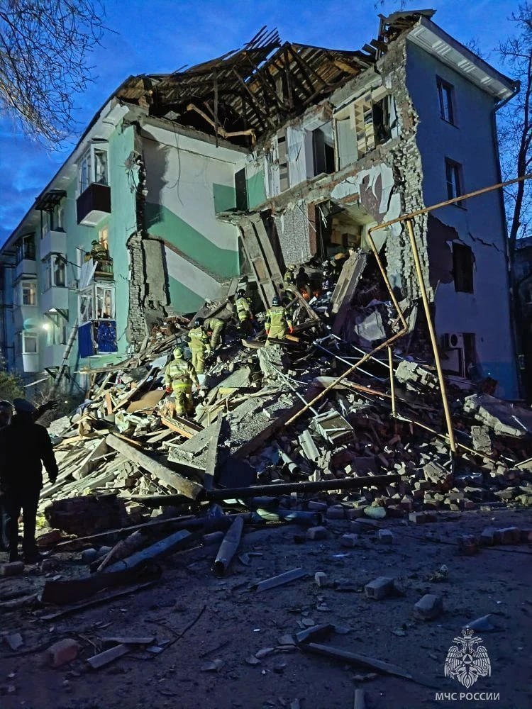 Спасатели МЧС на месте обрушения подъезда