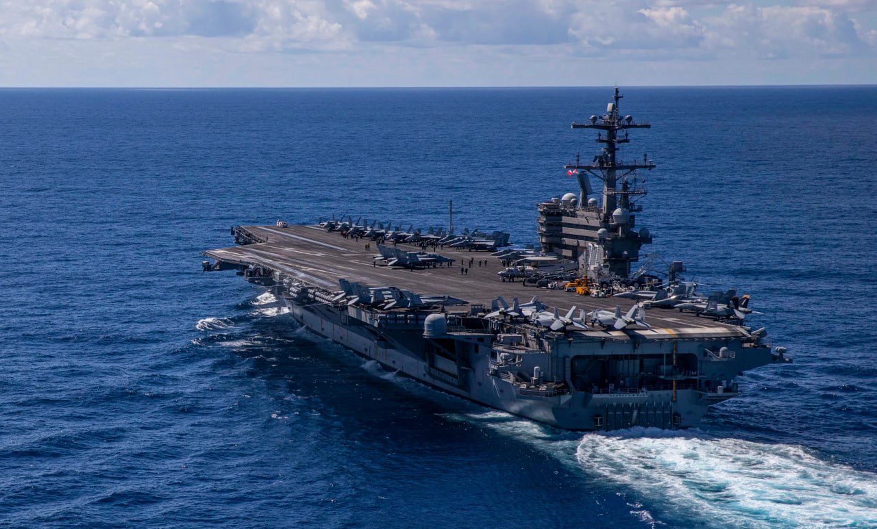 Авианосец USS George H.W. Bush в Индийском океане