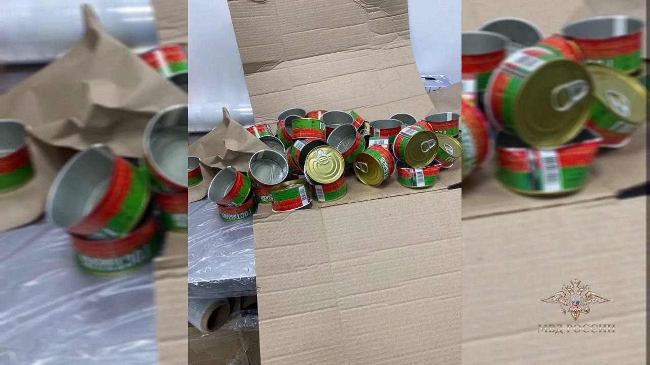 Изъятые полицией банки с фальшивой икрой на складе