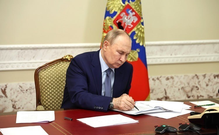 Подписание законов президентом на рабочем столе