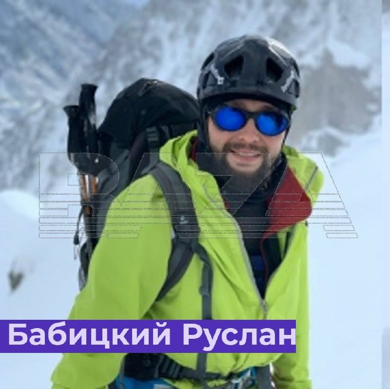 Гора Мунку-Сардык покрытая снегом и облаками