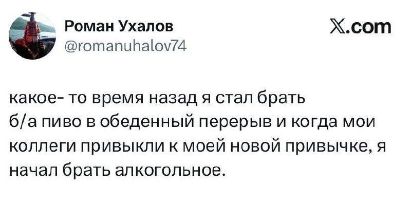 Коллеги смеются на рабочем месте в офисе