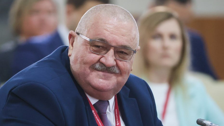 Портрет Вячеслава Рукши в деловом костюме