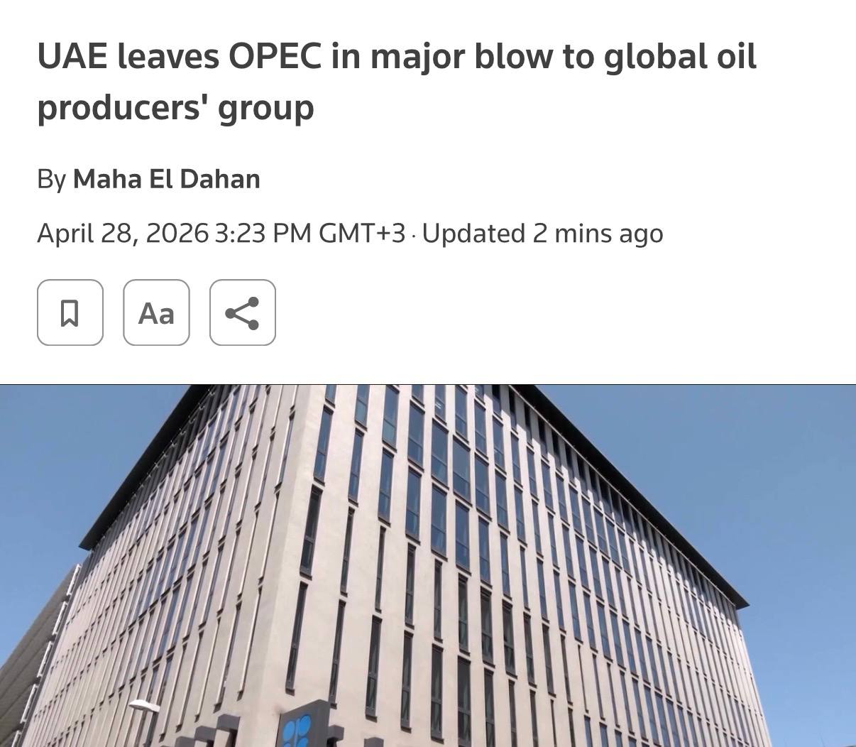 Флаг ОАЭ на фоне нефтяных вышек