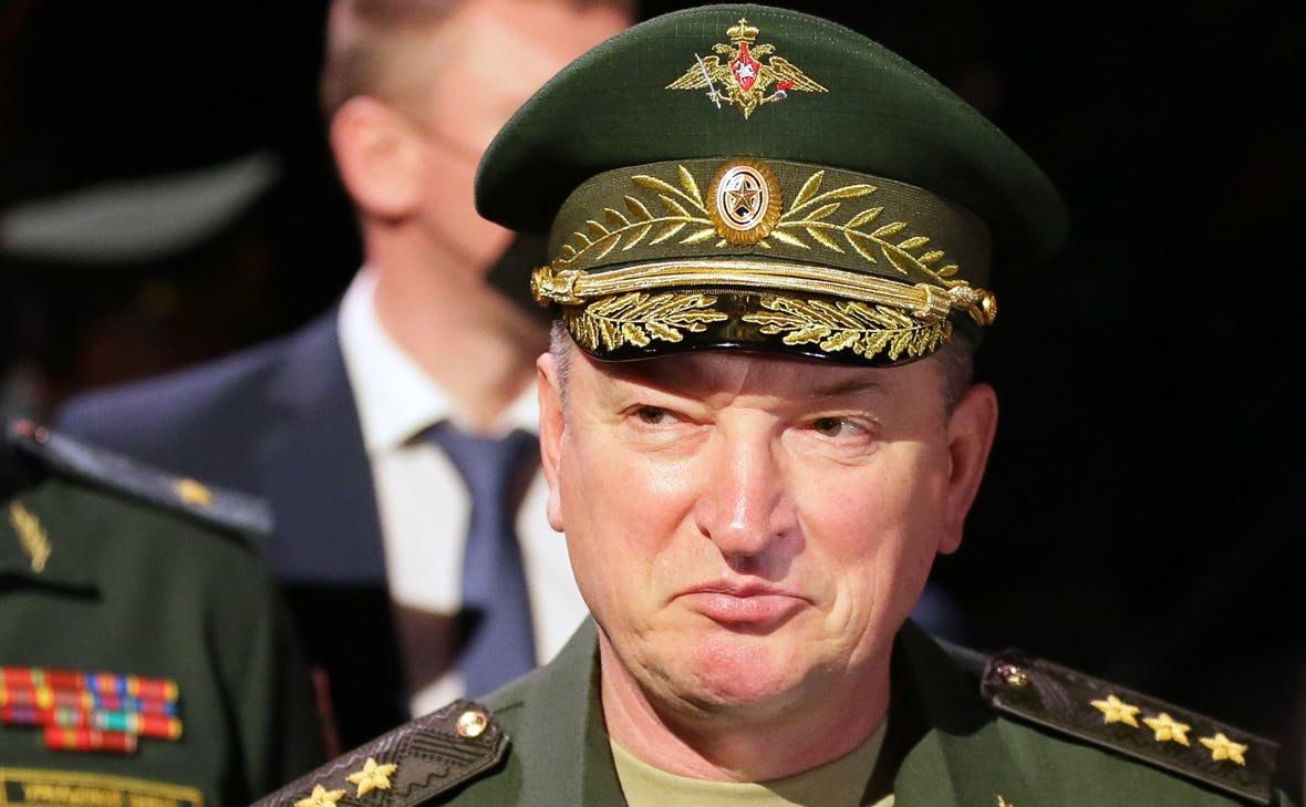 Генерал-полковник Лапин в военной форме на фоне флага России