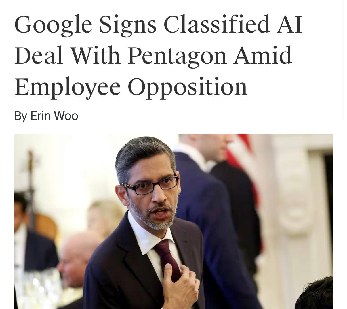 Логотип Google на фоне военной техники