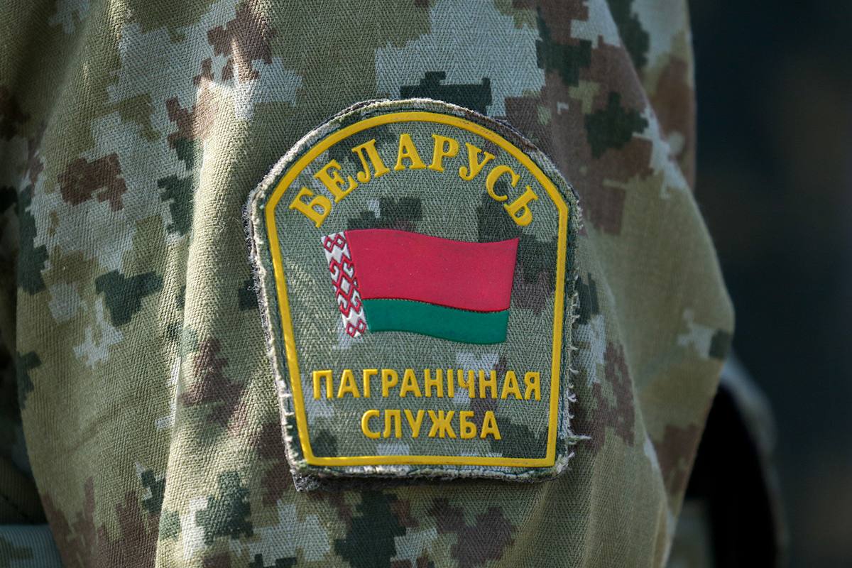 Российский призывник у паспортного контроля в аэропорту Минска