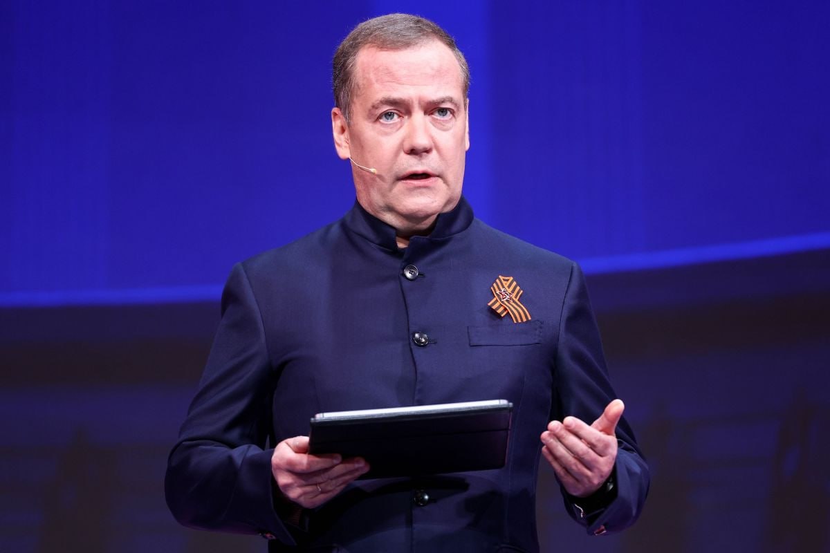 Дмитрий Медведев выступает с заявлением о победе России