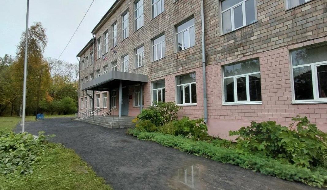 Школьники на уроке математики играют с лезвиями