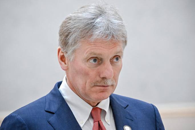 Пресс-секретарь Кремля Дмитрий Песков делает заявление для журналистов