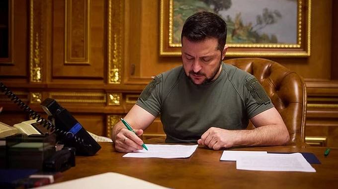 Подписание указа о продлении военного положения Зеленским