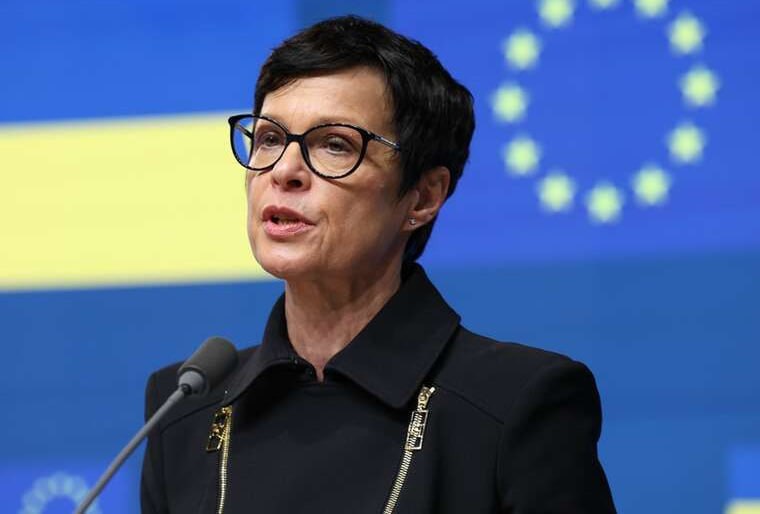 Флаг Евросоюза и Сербии на фоне судебных весов