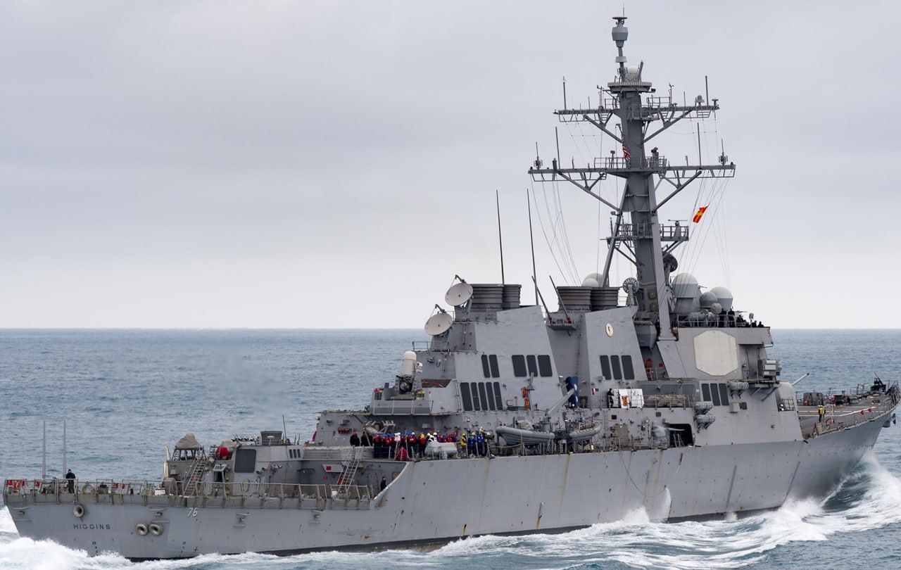 Эсминец USS Higgins ВМС США после пожара