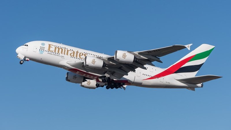 Самолет Emirates взлетает из аэропорта Пулково в Дубай