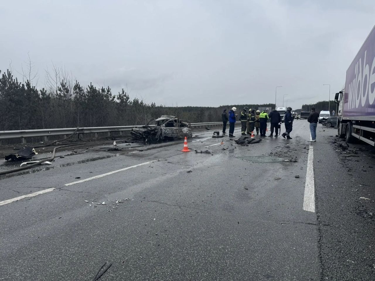 Место массового ДТП под Екатеринбургом сгоревший автомобиль