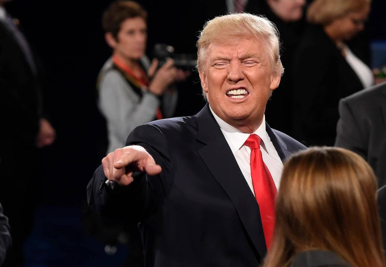 Трамп на трибуне во время выступления во Флориде