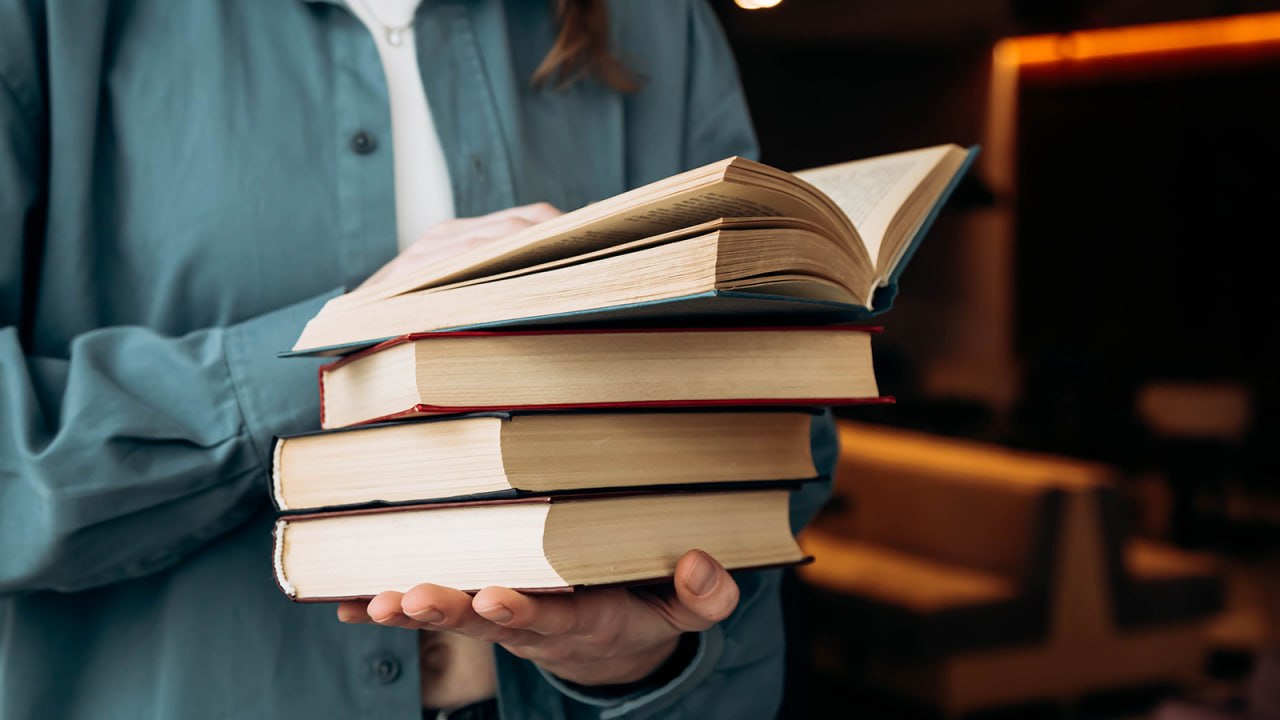 Стопка книг на полке, включая изъятые издания