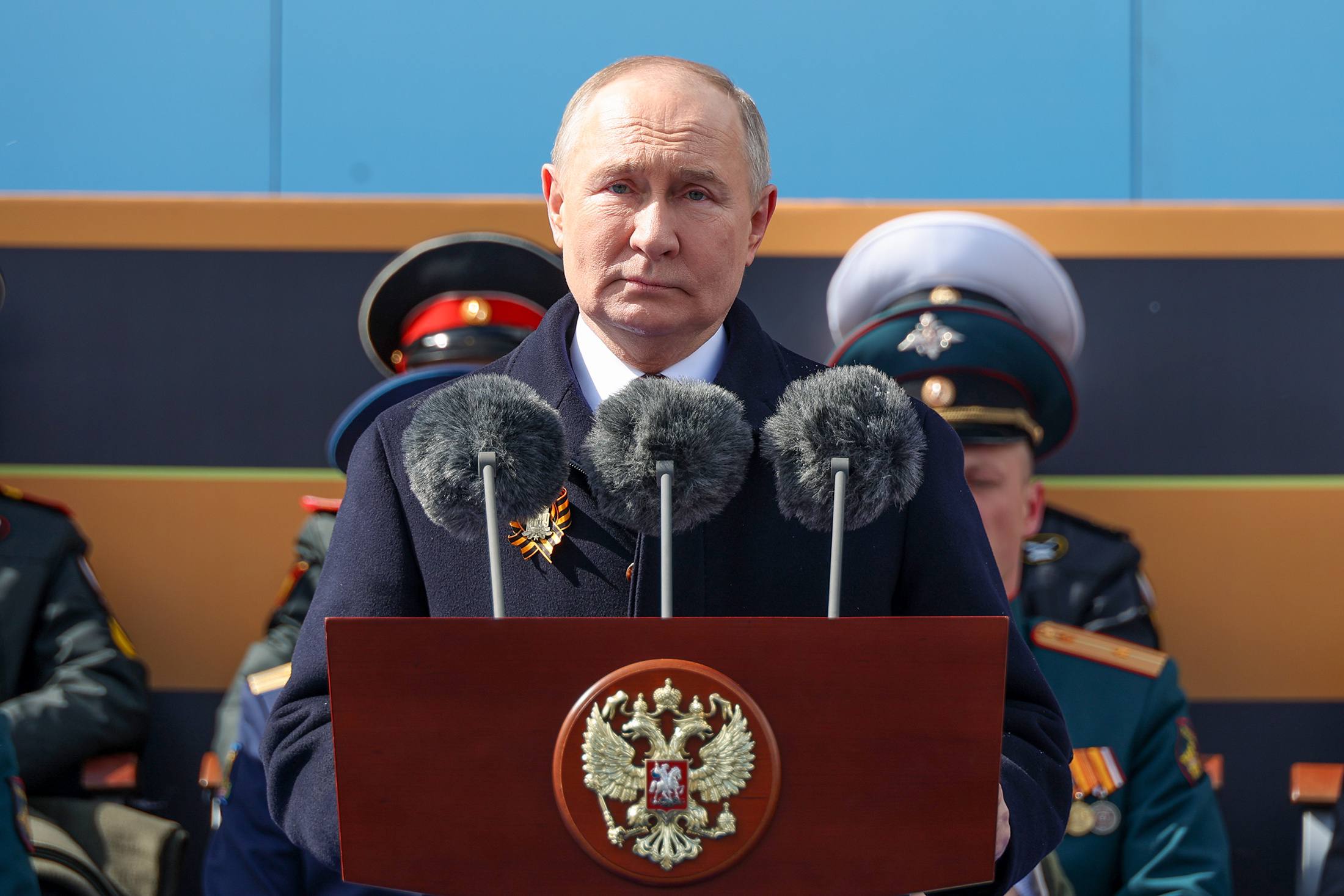 Владимир Путин выступает на параде Победы