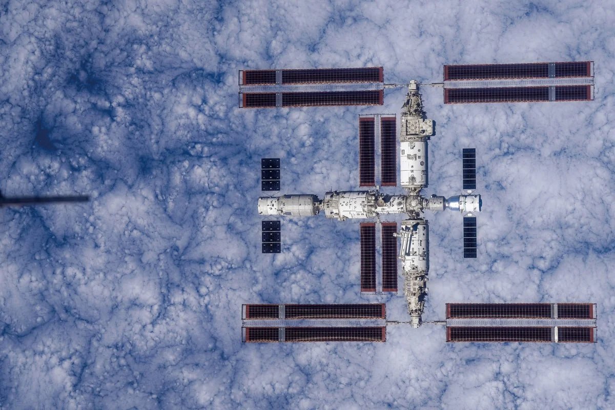 Космическая станция Тяньгун с шестью модулями на орбите Земли