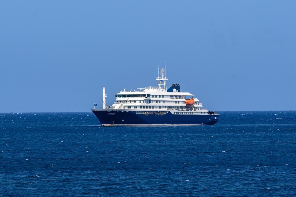 Круизный лайнер MV Hondius в Атлантическом океане
