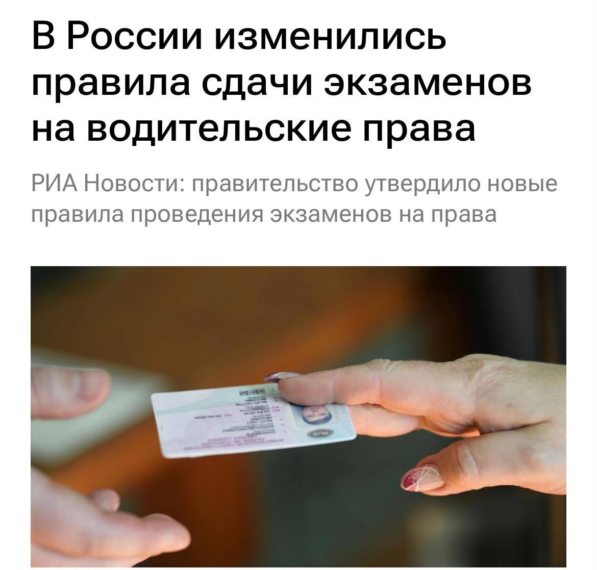 Человек сдает теоретический экзамен на компьютере