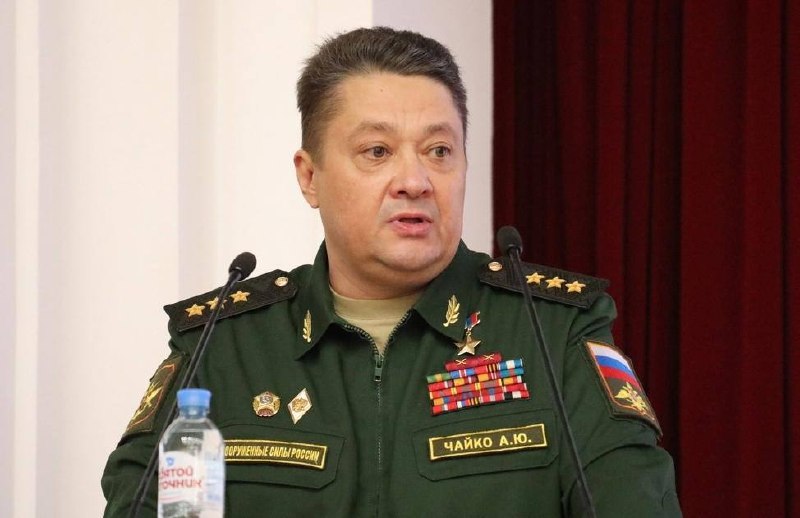 Александр Чайко в парадной форме на фоне самолетов