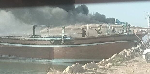 Пожар на баржах в порту Бандар-Дир