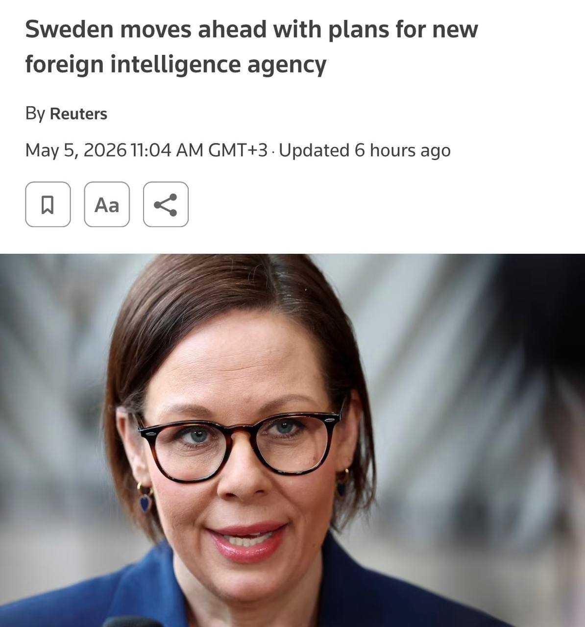 Здание правительства Швеции на фоне флага