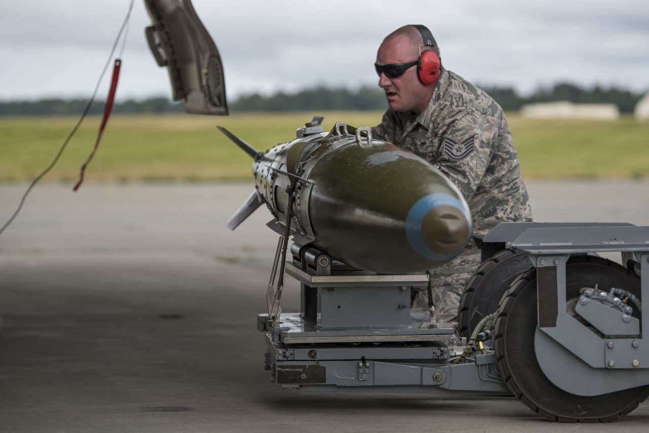 Авиабомба JDAM-ER с раскрытыми крыльями на фоне неба