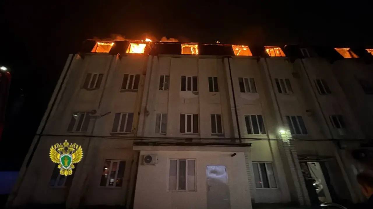 Пожар в Хасавюрте: горит мансарда многоквартирного дома