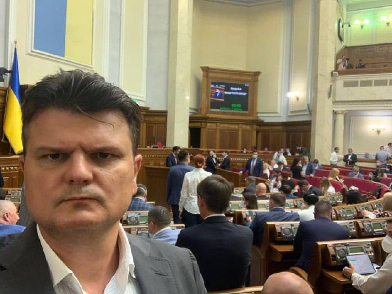 Украинский военный с ноутбуком в полевых условиях