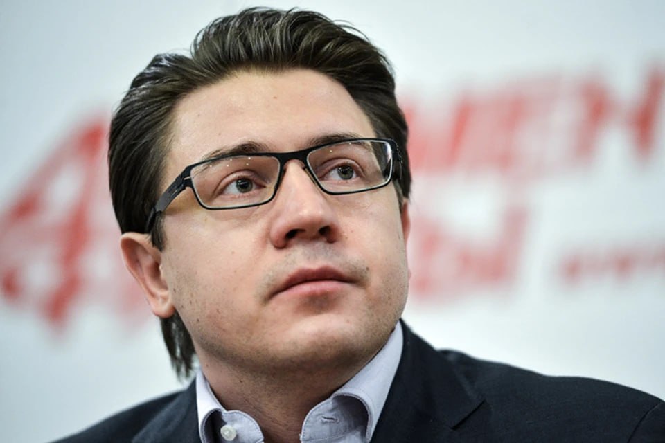 Адвокат Александр Карабанов перед зданием суда