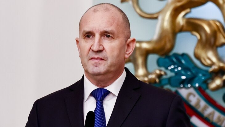 Румен Радев выступает с речью после избрания премьером