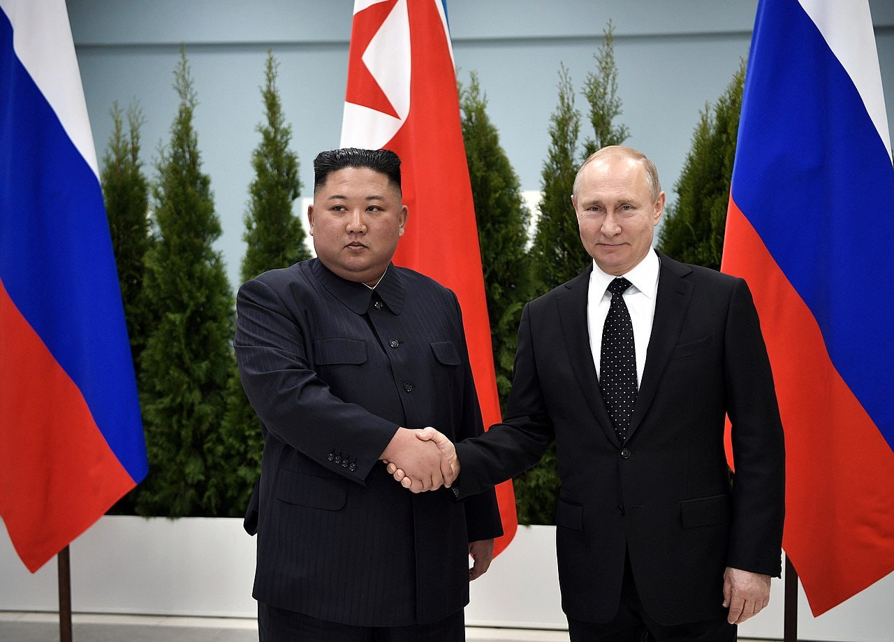 Ким Чен Ын подписывает поздравительное письмо Путину