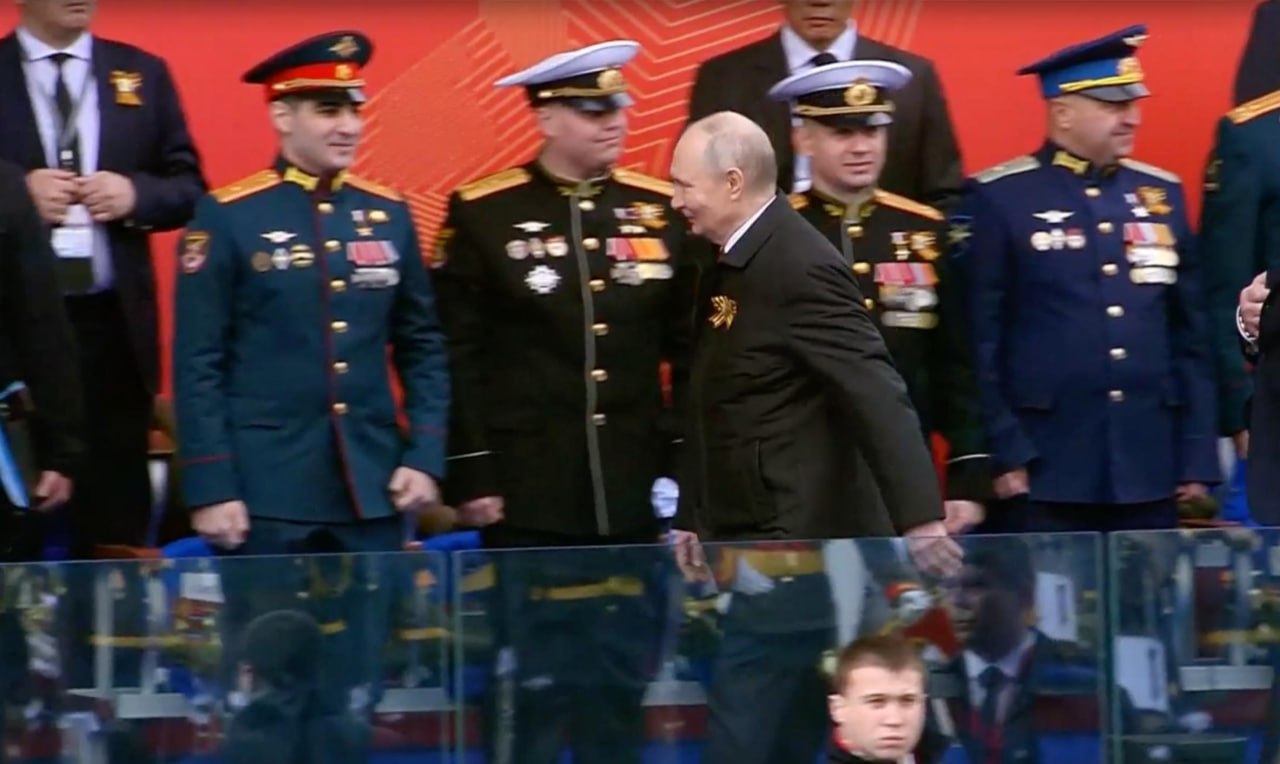 Владимир Путин на трибуне Красной площади во время парада